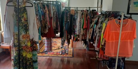 Brechós reúnem centenas de peças de R$ 5 a R$ 30 neste sábado (29)