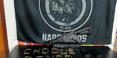 Com fuzil, dois homens s&atilde;o presos por tr&aacute;fico de drogas