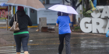 Frente fria derruba temperaturas e traz tempestades durante a semana