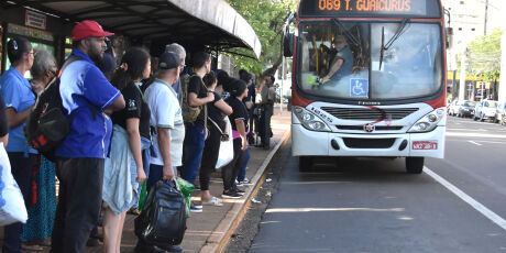 Motoristas de ônibus ameaçam greve por salário que ainda nem venceu
