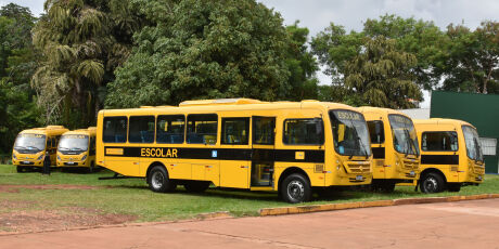 Prefeitos recebem &ocirc;nibus escolares para refor&ccedil;ar a frota em MS