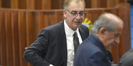 Um dia ap&oacute;s ser condenado a perda do mandato, deputado Neno vota &agrave; dist&acirc;ncia na Assembleia