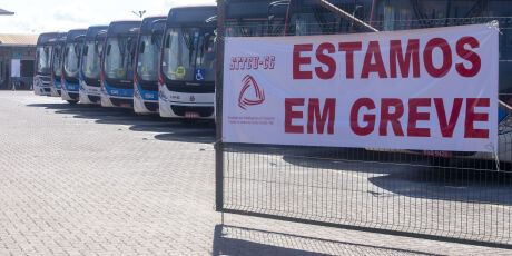 Sem sal&aacute;rio, motoristas de &ocirc;nibus resistem a retornar ao trabalho
