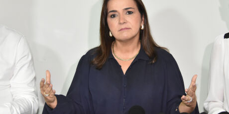 Prefeita contrap&otilde;e Cons&oacute;rcio, apresenta recibos de pagamento e diz que greve &eacute; ilegal