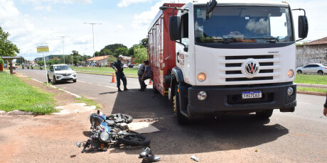 Idoso sofre fratura exposta ap&oacute;s moto ser atingida por caminh&atilde;o em Campo Grande