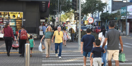 Com&eacute;rcio ficar&aacute; aberto at&eacute; mais tarde durante o fim de ano; Veja hor&aacute;rios