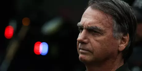 M&eacute;dicos v&atilde;o avaliar necessidade de procedimento sobre solu&ccedil;os de Bolsonaro
