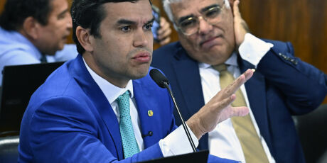 Beto assina o pedido para prorroga&ccedil;&atilde;o da CPMI do INSS por mais quatro meses