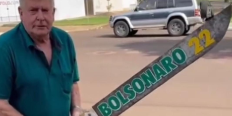 Morador de Ponta Por&atilde; viraliza ap&oacute;s picotar havaianas com "fac&atilde;o do Bolsonaro"