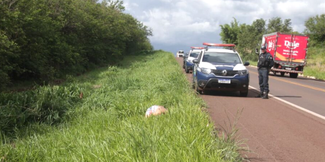 Mulher encontrada morta às margens de rodovia segue sem identificação
