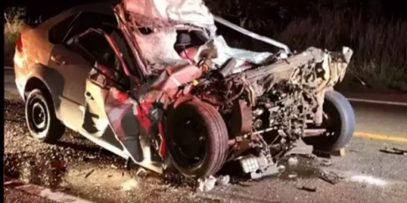 Homem morre ap&oacute;s bater em traseira de carreta e ter carro esmagado