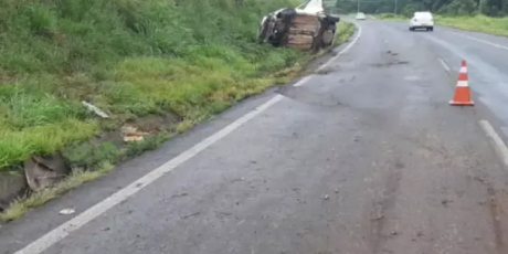 Jovem rec&eacute;m-casada morre atropelada ap&oacute;s capotamento na BR-376