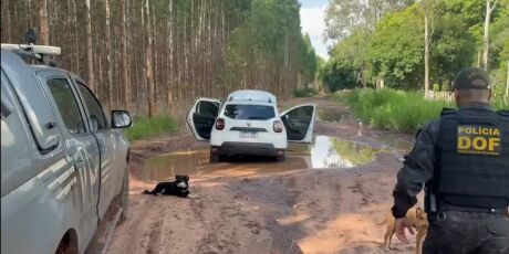 Pol&iacute;cia descobre centenas de quilos de maconha em carro atolado; v&iacute;deo