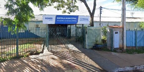 Pais reclamam de falta d'água, energia e de alunos sem recreio em escola integral