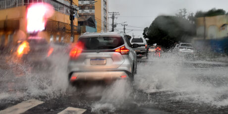 Pancada de chuva atinge Campo Grande devido a ciclone que passa pelo Sul do Brasil