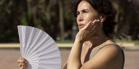 Entenda os efeitos das ondas de calor em mulheres que est&atilde;o na menopausa