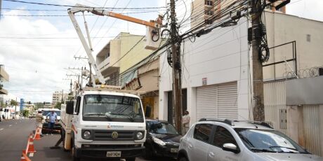 Nova etapa de opera&ccedil;&atilde;o retira 24 mil metros de fios irregulares no Centro