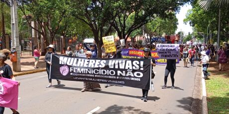 Pelo fim do feminicídio, homens e mulheres participam de ato nacional em Campo Grande