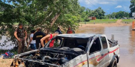 Caminhonete cai de balsa durante travessia a rio e motorista morre afogado
