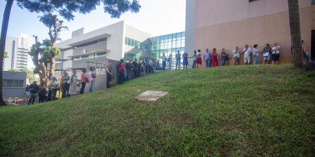 Contribuintes madrugam em fila para cobrar explica&ccedil;&otilde;es sobre IPTU