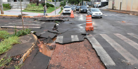 Chuva de 38 mil&iacute;metros leva asfalto de ruas e causa estragos em Campo Grande