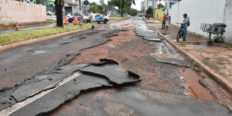 Pela segunda vez em dois meses, chuva arranca asfalto na Rachid Neder
