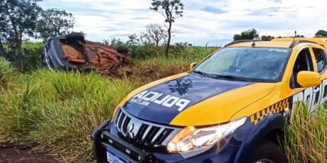 Homem invade pista e morre ap&oacute;s bater carro carregado de drogas em caminh&atilde;o