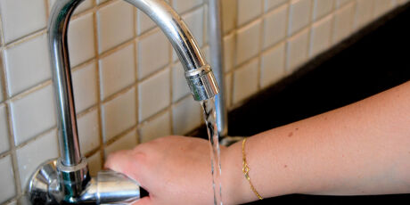 Lei municipal barra corte de &aacute;gua de 'acamados' em Campo Grande