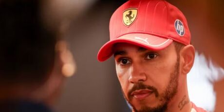Hamilton prev&ecirc; recome&ccedil;o na Ferrari ap&oacute;s temporada desastrosa: 'Reacende a chama'