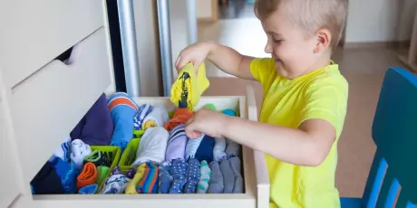 Veja dicas de como organizar o guarda-roupa das crian&ccedil;as para come&ccedil;ar o ano com praticidade e estilo