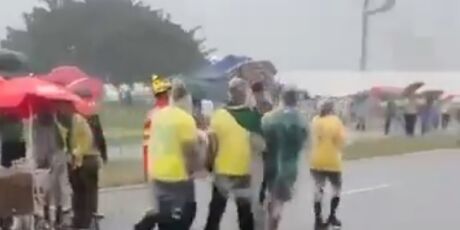 Raio atinge caminhada de Nikolas em Bras&iacute;lia; pessoas s&atilde;o socorridas