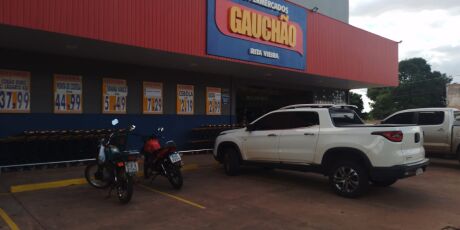 Supermercado com carne irregular descartada armazenava produto de "forma prec&aacute;ria"