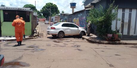 Carro cravejado por tiros &eacute; encontrado no Nhanh&aacute;