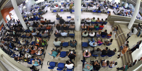 Popula&ccedil;&atilde;o lota Central no &uacute;ltimo dia para pagar IPTU em Campo Grande