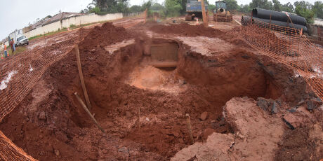 Chuva forte abre cratera em rua de Campo Grande