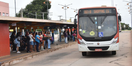 Durante as f&eacute;rias, transporte coletivo atua com hor&aacute;rio modificado