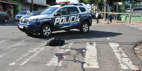 Travesti &eacute; alvejada ap&oacute;s tentar tomar arma de policial na Avenida Cal&oacute;geras 