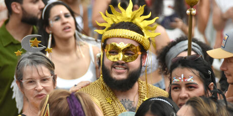 De escolas de samba hist&oacute;ricas a retomada das fantasias de luxo, confira programa