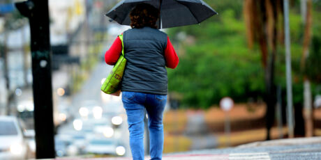 Frente fria avan&ccedil;a e traz chuva com alerta de tempestade para MS