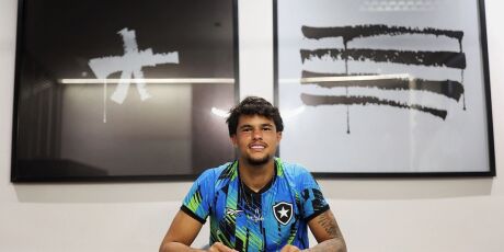 Bruninho Samudio assina contrato profissional com Botafogo