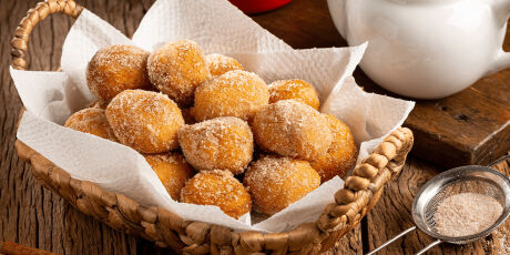 Veja receitas de bolinho de chuva, iguaria de tradi&ccedil;&atilde;o europeia e ganhou identidade brasileira