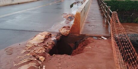 Chuva abre cratera e interdita ponte na Ernesto Geisel