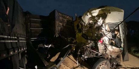 Motorista morre em acidente envolvendo tr&ecirc;s carretas em rodovia de MS
