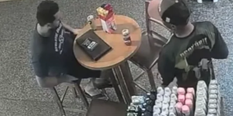 Ap&oacute;s matar amigo a facadas em restaurante, homem se entrega &agrave; pol&iacute;cia