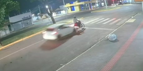 Motociclista &eacute; atingido por carro que n&atilde;o respeitou sinaliza&ccedil;&atilde;o