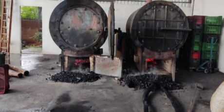 Pol&iacute;cia fecha carvoaria clandestina em Campo Grande 