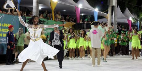 Blocos oficiais abrem os desfiles no carnaval de Corumb&aacute;