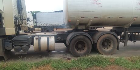 Pol&iacute;cia resgata duas pessoas ap&oacute;s explos&atilde;o de pneu de caminh&atilde;o-tanque em MS