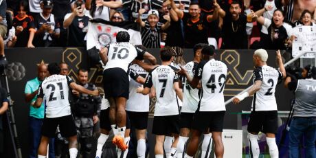 Corinthians desbanca favorito Flamengo, conquista a Supercopa Rei e empilha mais uma ta&ccedil;a