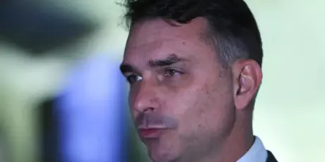 Fl&aacute;vio Bolsonaro classifica posicionamento do governo sobre EUA X Ir&atilde; como 'inaceit&aacute;vel'